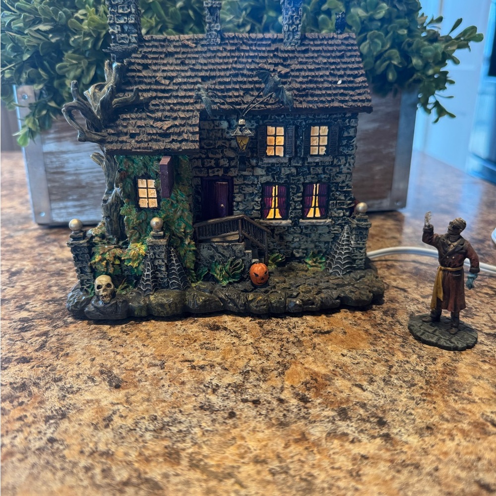 Hawthorne Village Universal Monsters Invisible Man's Inn Halloween Light Up READ